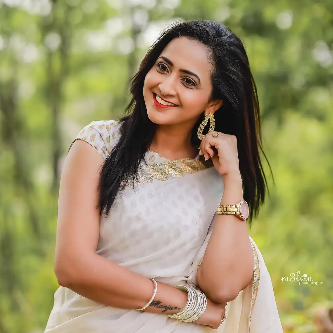 Tamil Girl Lasya Manjunath Wearing White Saree Sleeveless Blouse